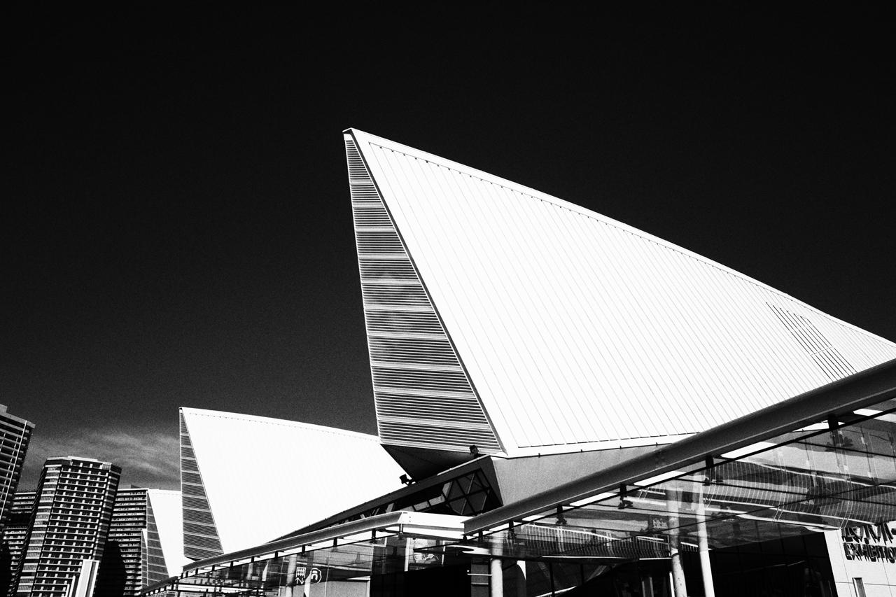 画像: シャープかつパンチの効いた仕上がり。［グレイニー］ほどではないが粒状感があり、高感度フィルムで撮影したような味わいも楽しめる。空と建物の境界線などエッジは強調されすぎず、RICOH GR Ⅳの［ハイコントラスト白黒］より安心感がある。 ■絞りF5　1/400秒　ISO160　※イメージコントロール：ハイコントラスト　※赤色フィルター：オン