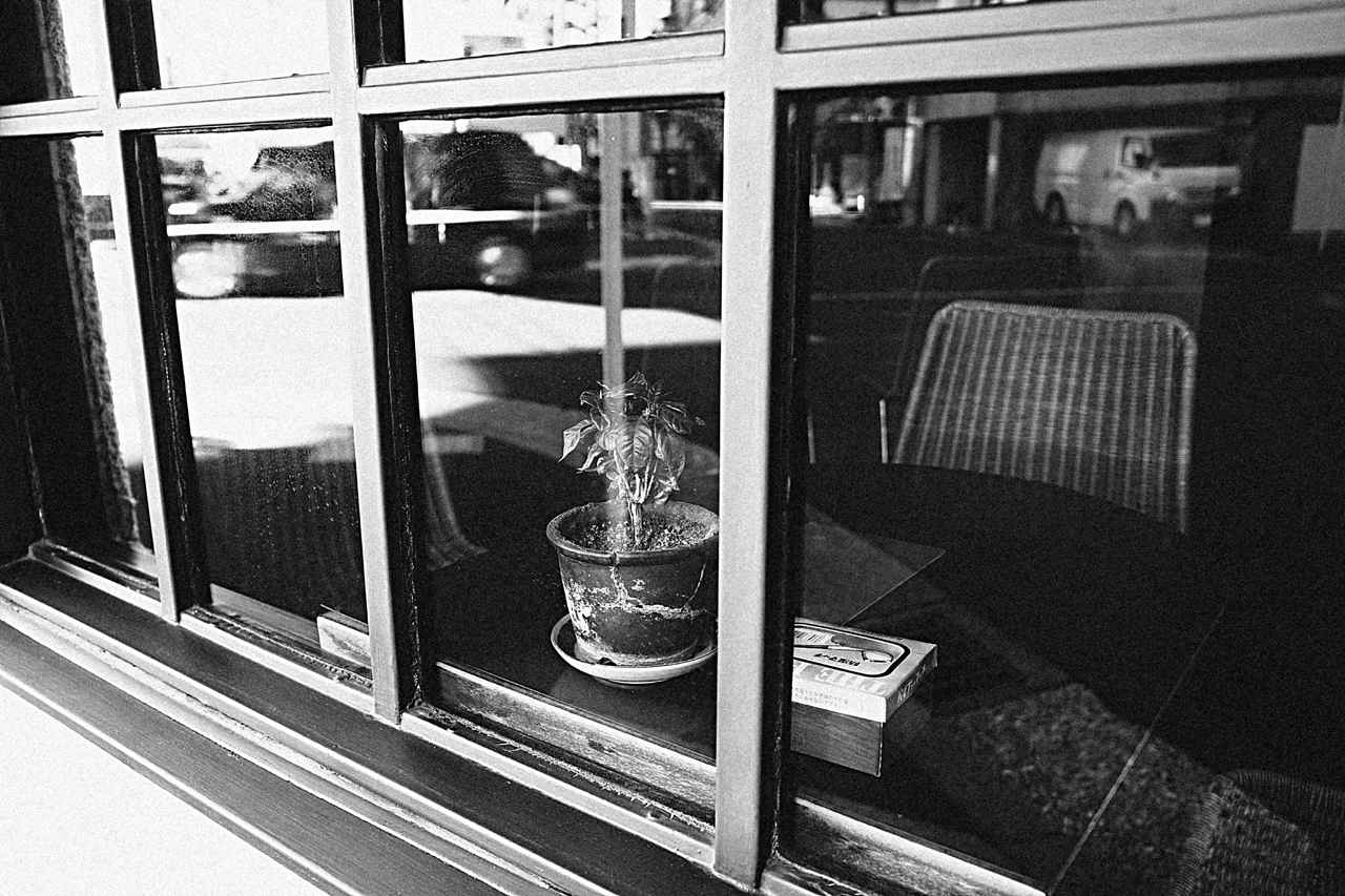 画像: 明暗差が極端であるため、ハイライトやシャドウはダイナミックレンジからはみ出している。でも粒状感をプラスすることで白トビと黒つぶれをうまくカバー。ハイコントラストだが雰囲気のある仕上がりになった。ただ窓枠の一部で輪郭の不自然さも見られる。 ■絞りF2.8　1/30秒　ISO400　※イメージコントロール：グレイニー　※赤色フィルター：オン