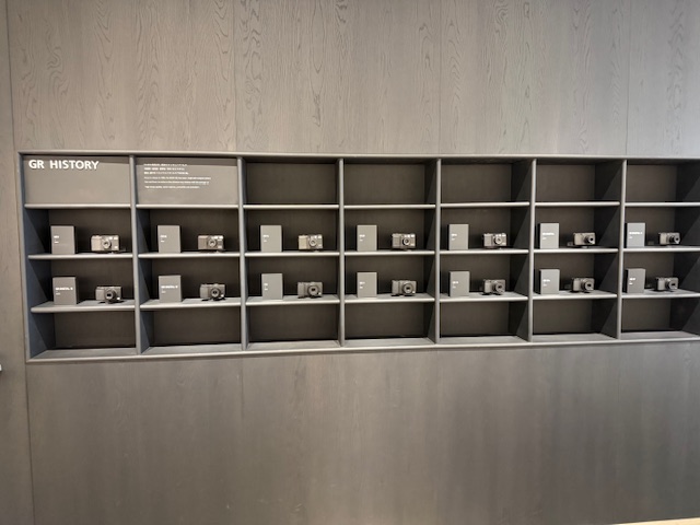画像: 「GR HISTORY」のコーナーにはフィルム時代からのGR歴代モデルが展示されている。