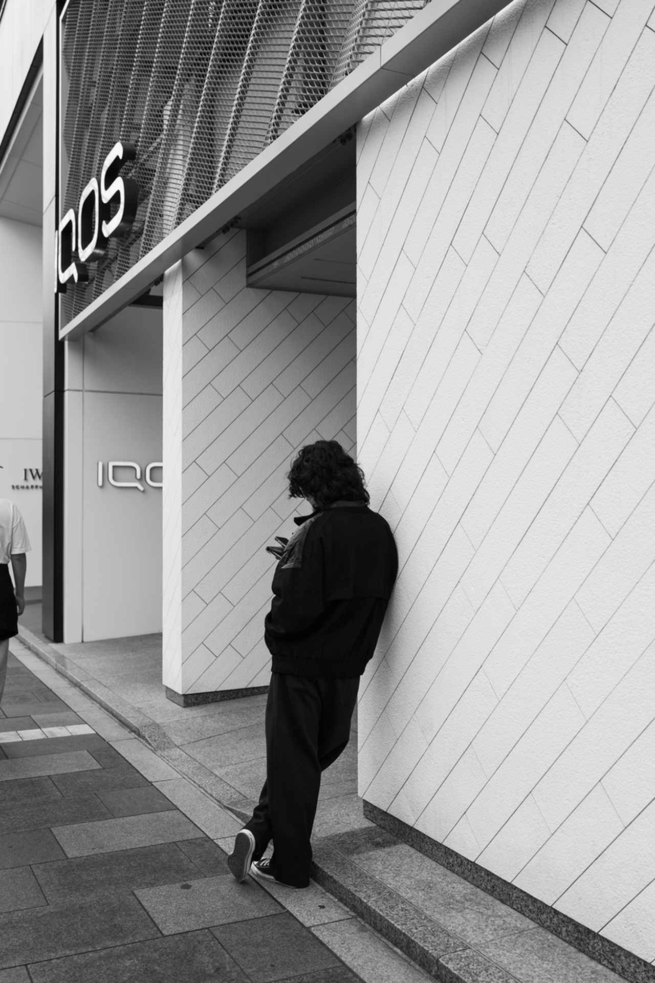 画像: やや絞ってF2.8で撮影。レンズの性能の高さはこうした建築物のテクスチャーの描写からも見てとれる。特に左上の金属の網目の細かいパターンが画面の隅でもしっかり解像しており、ここでも周辺描写の安定感が確認できる。 ■絞りF2.8　1/800秒　 ISO100