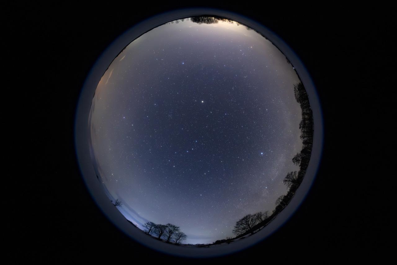 画像: 全周が190度に広がった画角のおかげで、雪原が写り込み、天空を眺めている臨場感がより印象強く伝わる絵づくりが可能になる。 ■7㎜時　絞りF2.8　25秒　ISO6400　WB:3400K　※鶴居村