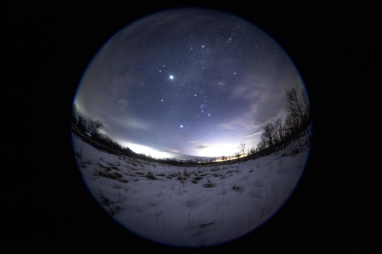 画像: 天空と地上を6:4の割合にて撮影。ほぼ真南に揃った冬の星達を捉えた。ドロップインのソフトフィルターの効果で明るい星が適度に滲みむ。F2.8の開放F値のおかげで淡い冬の天の川も再現された。 ■7㎜時　絞りF2.8　20秒　ISO800　WB:3400K　※釧路湿原