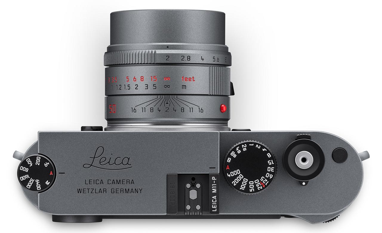 画像: シャッターダイヤル、ISO感度ダイヤル、FNボタン、電源レバーはブラックとなる。トップカバーのLeicaロゴはブラックの刻印。