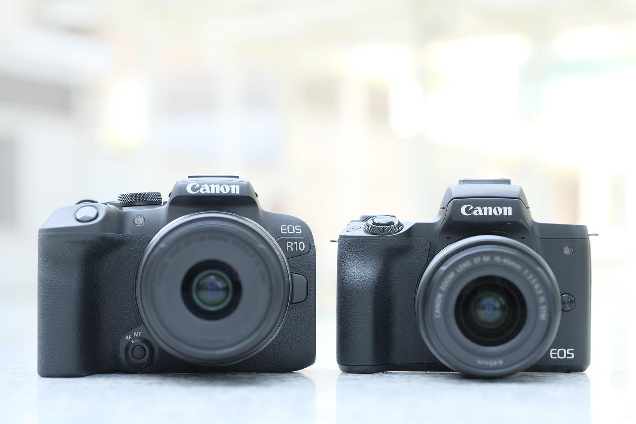 画像: 写真左が「EOS R10」（右はEOS Kiss M2）