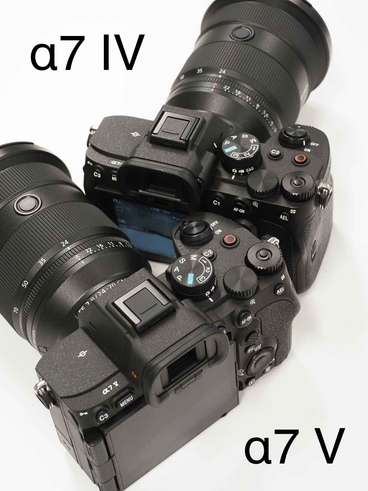 画像: グリップ形状の細部をブラッシュアップ。右手中指の掛かり具合はα7 IVの方が深いが、人差し指のシャッターボタンへかけるトップ部の形状がα7 Vの方が角度が付けられており、手のひら全体でホールドさせていてバランスが良い。