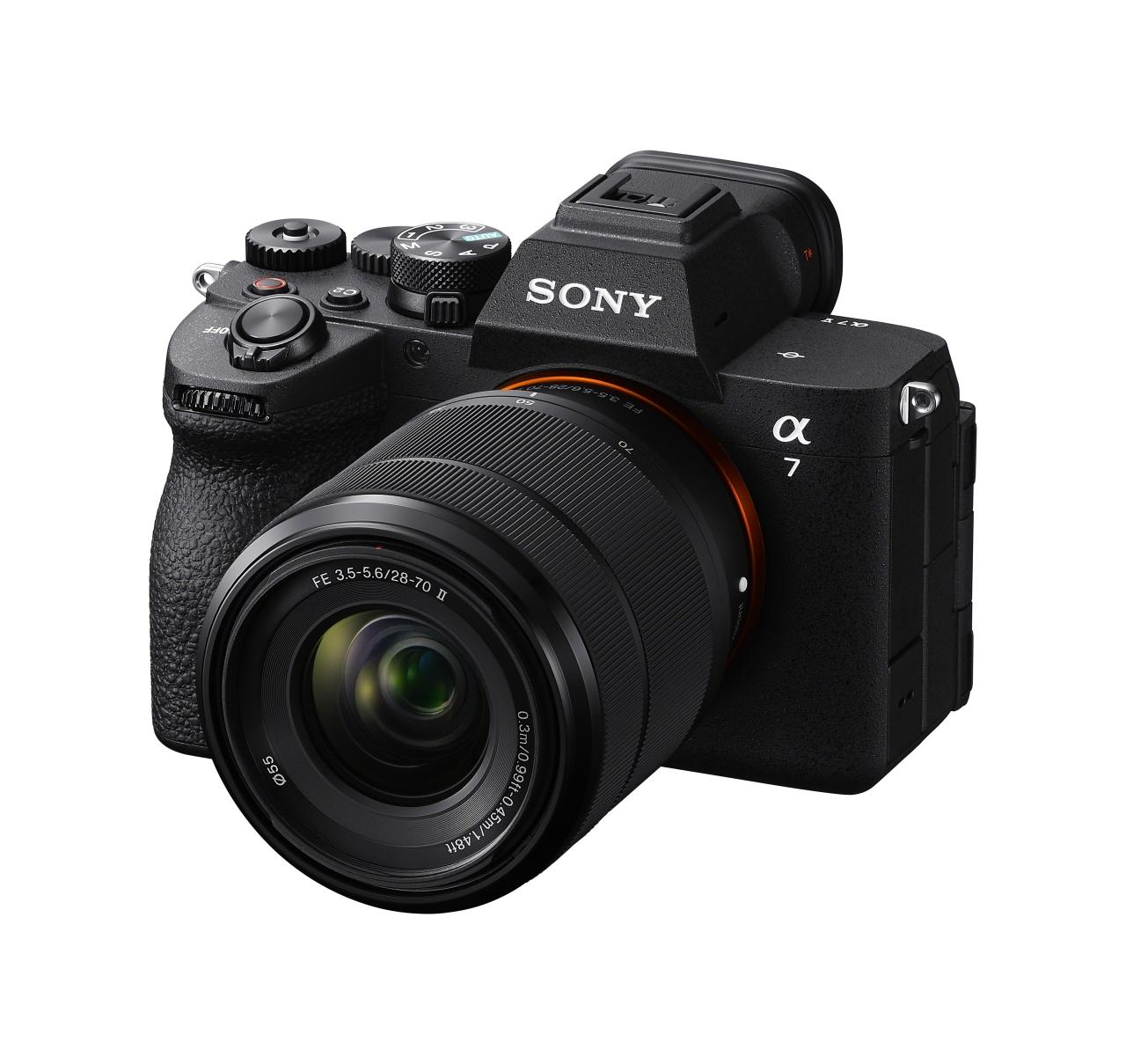 画像: 同時発表の新キットズームレンズ「FE28-70mm F3.5-5.6 OSS II」。ソニー曰く「最強のキットズーム」とのことで、α9 Ⅲ使用時においては最大120コマ/秒までのAF/AE追従連写に対応する…というが、豊田氏と諏訪氏が実写したところ、描写は正直厳しいシロモノ。「最強のキットズーム」は盛りすぎ。この新キットズームレンズのレビューは『カメラマン リターンズ #17_間違いだらけのレンズ選び!! 2026』を参照のこと。