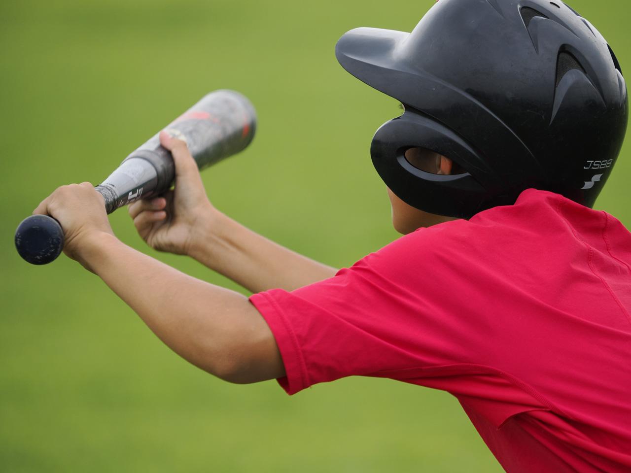 画像: 学童野球チームの練習中のスナップ。試合と異なり選手に近寄れる状況だったので、200mmでもこれだけのダイナミックな絵が撮れた。さすが大口径レンズだけに、背景(芝)がきれいにボケてくれた。 ■200mm(400mm相当)1/5000秒 プラス0.3露出補正 ISO800芝の