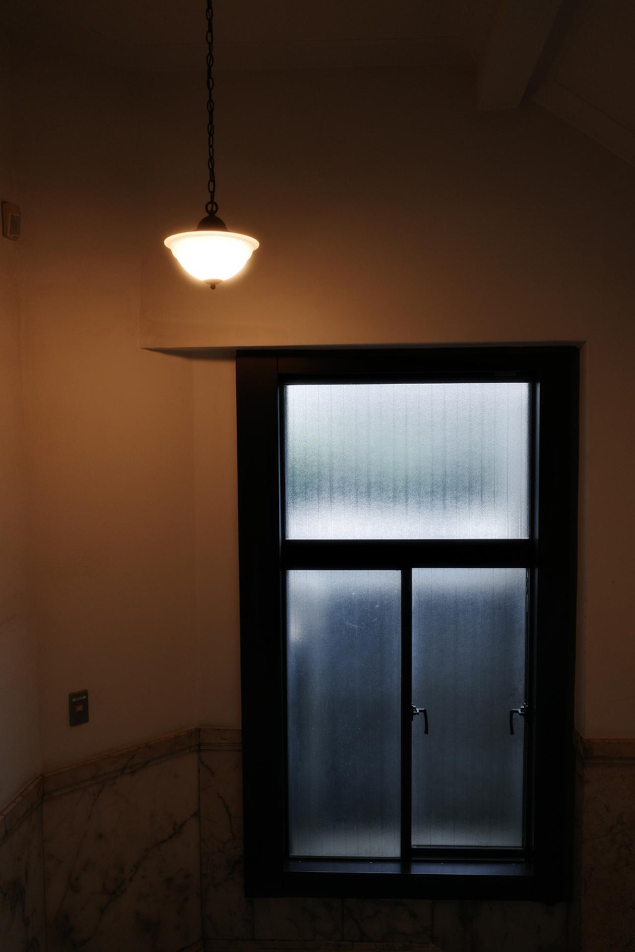 画像: ランプの周辺ににじみがあるだけでなく、窓の描写も柔らかくなっている。効果が絶妙で、これくらいで使うのがいちばん気持ちいいと個人的には思う。 ■プログラムAE（F2.8　1/125秒）　ISO200　WB:オート　※ポジフィルム調