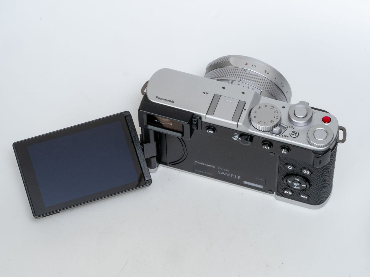 画像: LX100 Ⅱは背面液晶が固定式だったが、新たにフリーアングル液晶を採用。センサーも裏面照射型に、AFも像面位相差＆リアルタイム認識AFに進化している。コンパクトとは言いづらい大きさになったが、手にした時のホールディングバランスは良好。