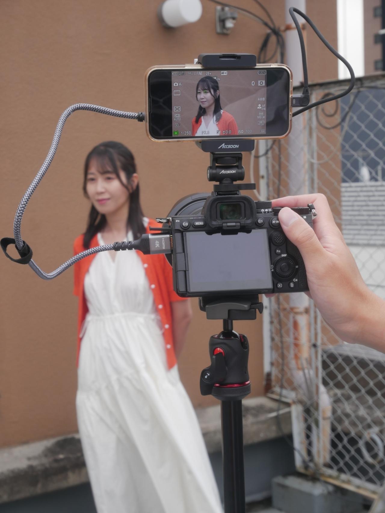 画像: 瞳AFは、横顔や髪の毛が目に掛かったり、手で片目を隠したり、ウインクしたり、といったポージングの流れを意に介さない精度で検出・追従してくれるので、撮影がとにかく楽。BIONZ XR2はスゴイ！　従来機も悪くなかったけれど、本機の方が安心感がある。それは表示からも感じられ、よりヌルヌルで細かく動作していた。写真はキャプチャしながら検証している様子です。