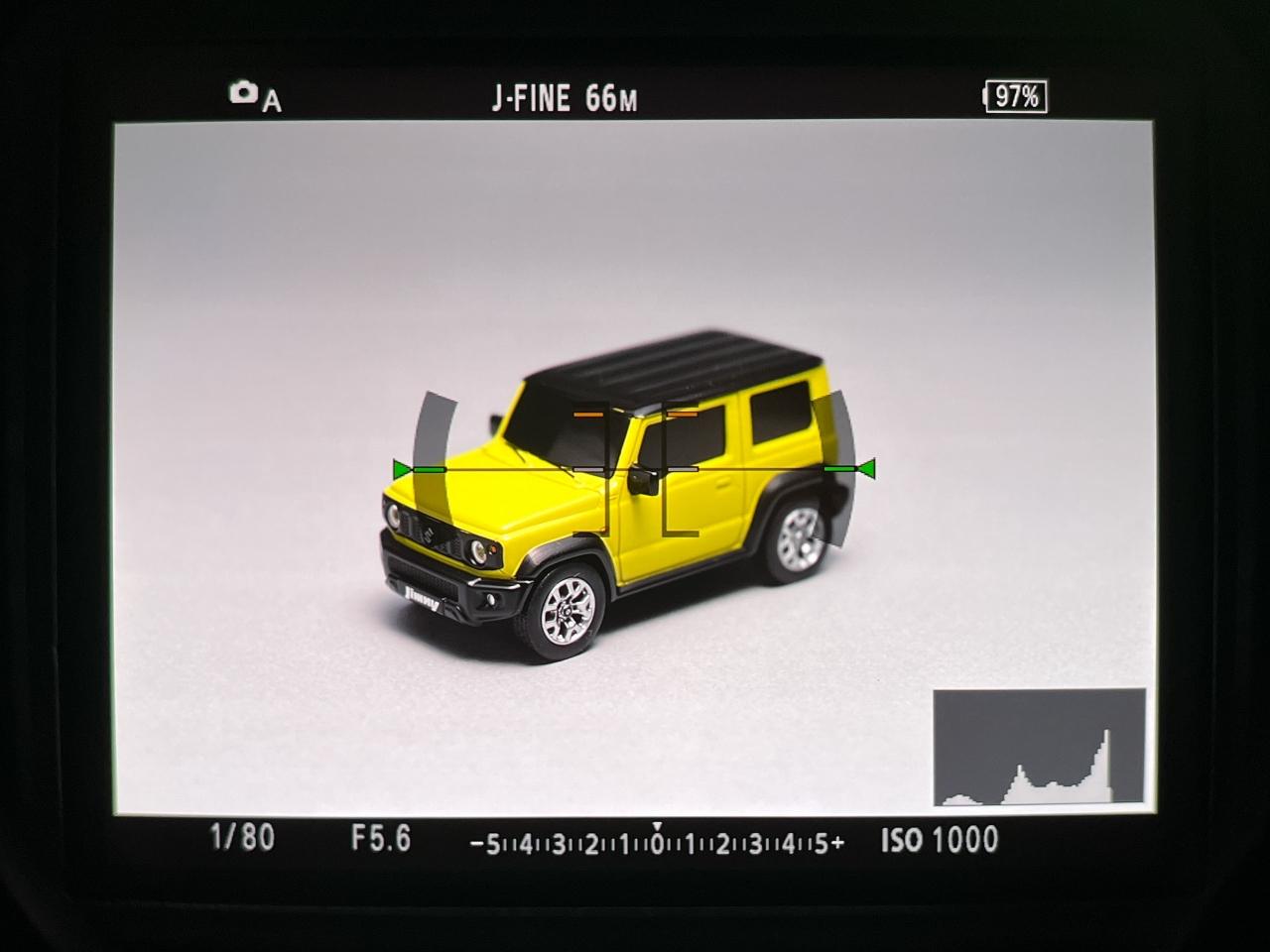 画像: EVFは新旧で覗き比べをした感触では「新型の方が少しキレイ」ではあったが、違和感を覚えるほどの表示クオリティの差はなく、AF枠がヌルヌル緻密に追従するといった部分での差の方が大きく感じられた。