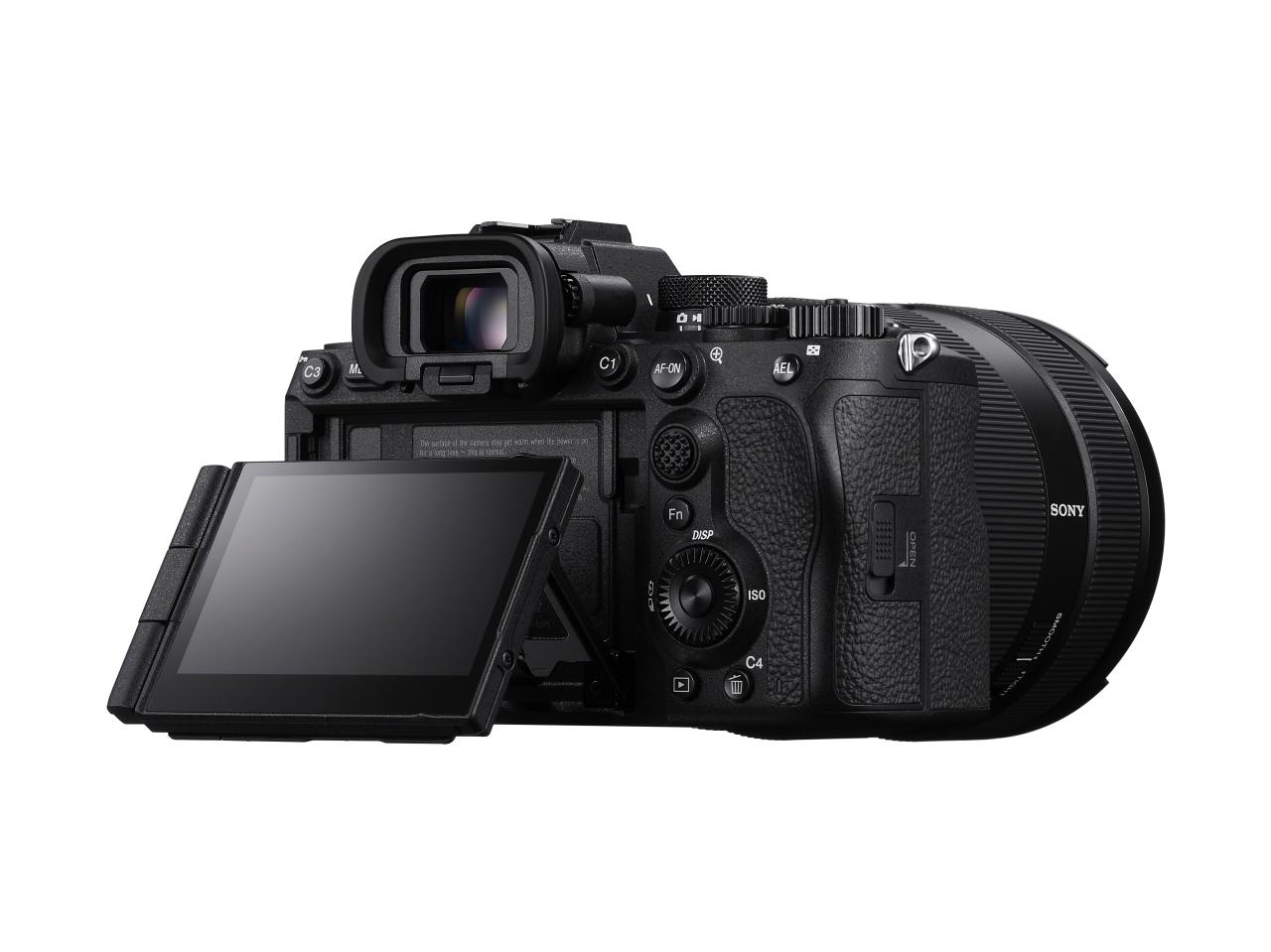 画像: 背面液晶は従来機と同じ3.2型の約210万ドットモニター。可動タイプの4軸マルチアングルだ。