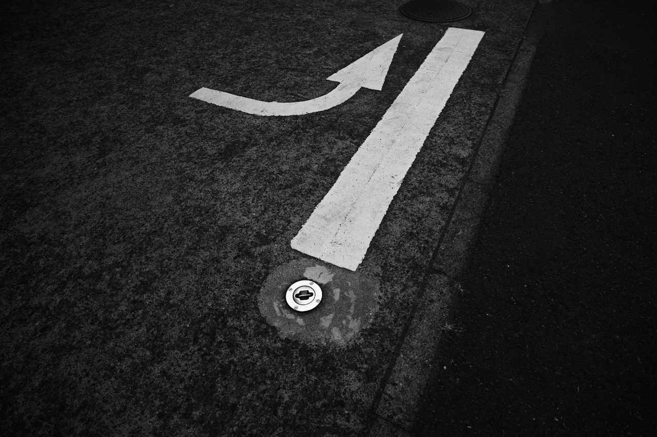 画像: いきなりのモノクロ。描写の特徴が分かりにくいですね。20mm感のある写真を…と思ってたのだけれども、室内ってほぼ作例利用NGというか、許可取るとギャラより撮影料の方が高いとか、そうじゃないところでも1年以内に使わせて貰ってるとか色々な事情があり、ワイドの作例って大変です。なので、ローカロリーでシャープさを見せていく方向で、という魂胆です。実際抜群にシャープなのに、ガリガリしてなくて好印象でした。周辺が落ちているように見えるのはそういう撮り方をしています。実際にはそこまで落ちていません。 ■絞りF5.0　1/200秒　マイナス1.3露出補正　ISO100　※フォトスタイル：L.モノクロームD