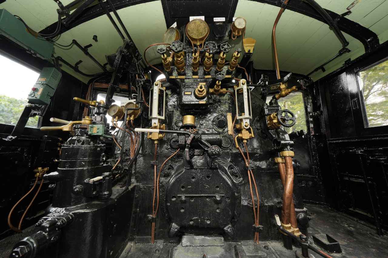 画像: 沖縄といえば飛行機なのでコックピットなど撮れそうな場所を探したが、限られた時間ではさすがに無理だったので、かわりに都内でこんな場所を発見（蒸気機関車C-57）。運転台は狭く引きもないので、20mmとか14mmとかで全体を一コマに収めるのは無理。超・超広角12㎜はこんなシーンでエライ。（大田区・入新井西公園） ■12mm　絞り優先AE　F5.6　1/80秒　ISO400　ストロボ使用
