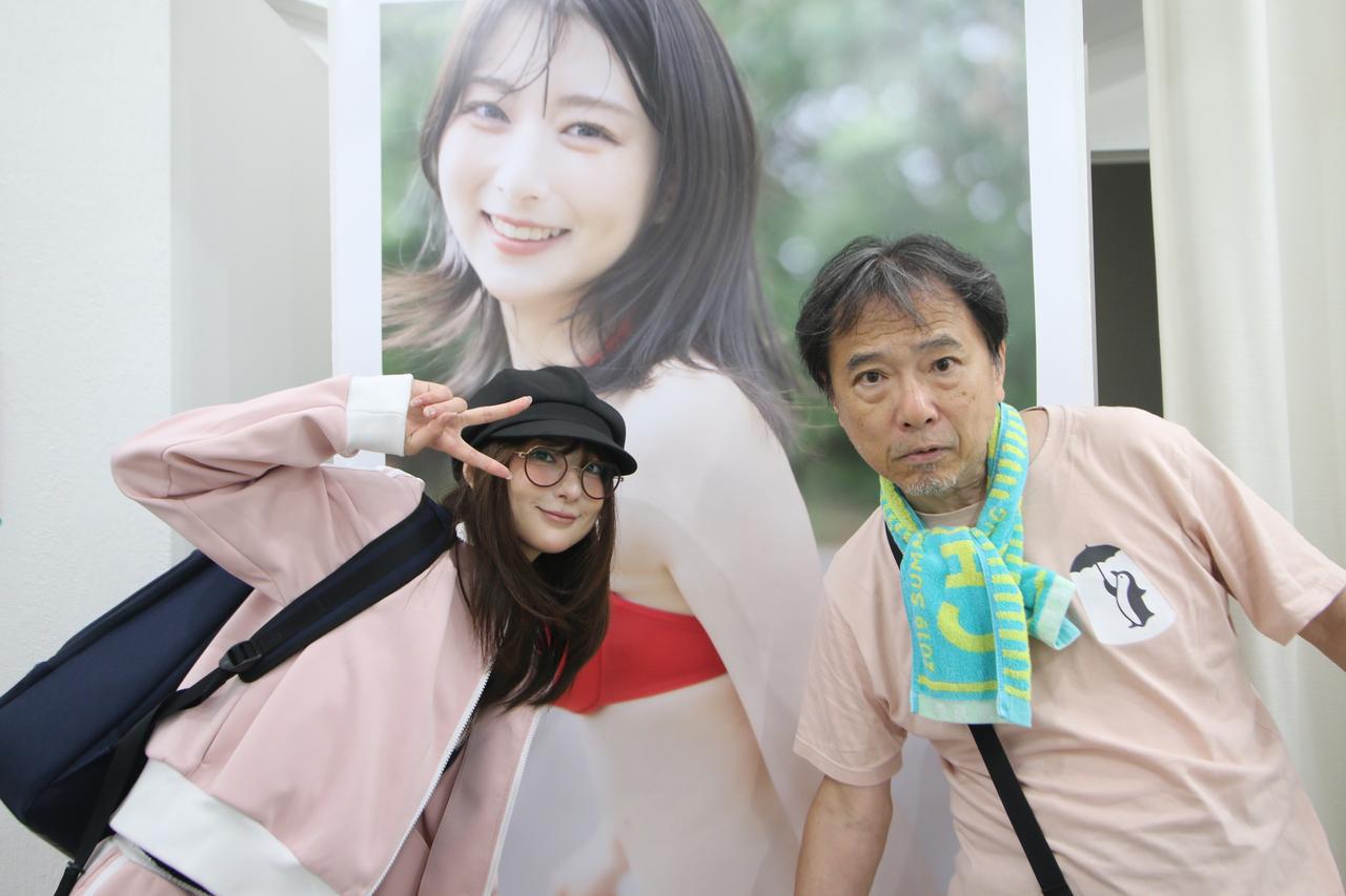 画像: 川村海乃さんとの記念撮影。我ながら完璧なコーディネイトだこと。(撮影:魚住誠一)