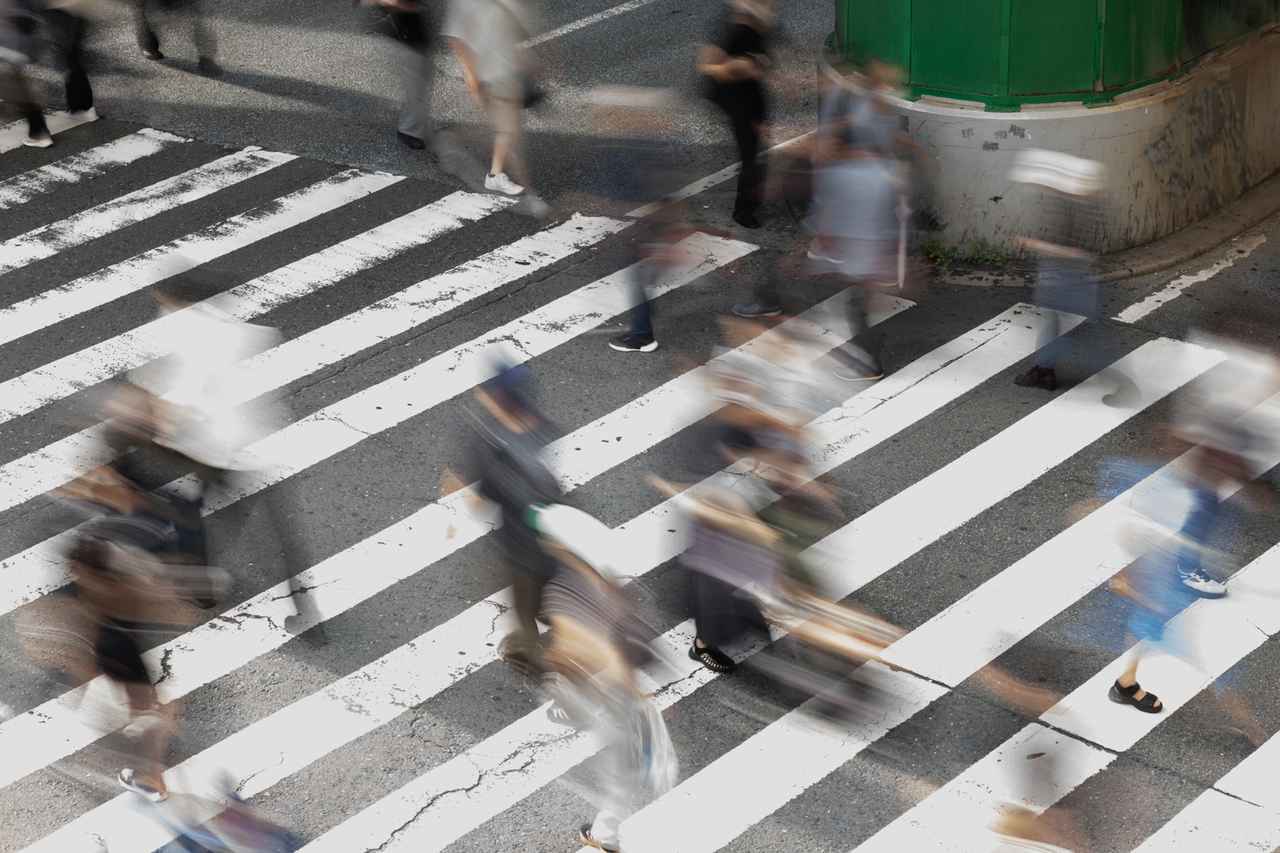 画像: 横断歩道を行き交う人々を、F11・0.4秒で切り取った一枚(RAW現像にて露出調整あり)。最小絞りF16まで持つレンズだが、そこまで絞らなくても白線のエッジは滲まず、動きのある人物とアスファルトの質感が同居している。F1.2のイメージが強いレンズだが、絞ったときの素性の良さもまた侮れない。