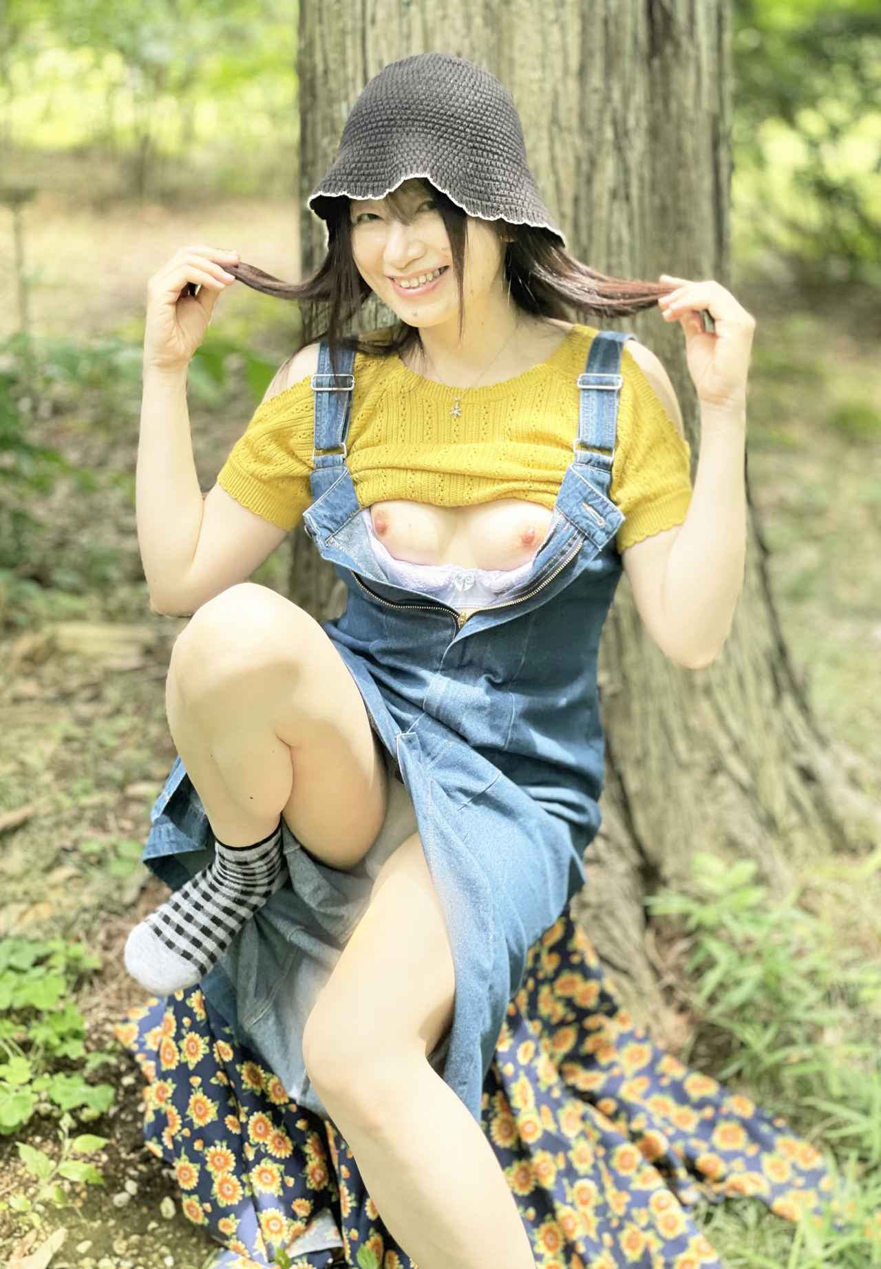 画像: 『妖精の樹』model・ちいも 妖精に年齢はないと心の中でつぶやく自分がいる。何気なく樹の根本に座る女の子。光る胸が彼女の妖精度を増している。■iPhone