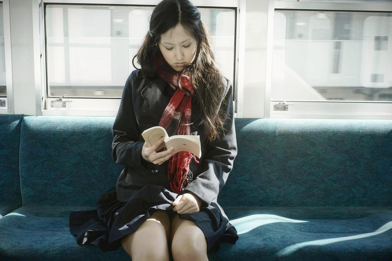 画像: 『油断している女の子』model・オリビア 電車の中で文庫本を開く乙女ほど美しい存在はない。冬の暖かい日差しに包まれた乙女は物語に入り込んで悲しげな眼をする。 ■SONY α7 Ⅲ　Summicron 35mm F2