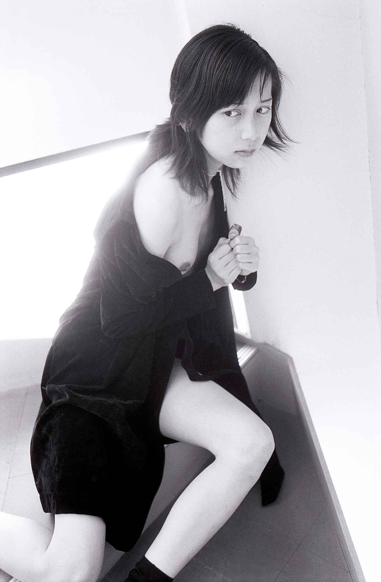 画像: 『天国への階段』model・ISAKO 娘は絵が上手くいつも物静かだった。階段の踊り場に座らせた。この瞬間から幾つかの出来事に遭遇する。 ■CONTAX RTS　カールツァイス T* Planar 50mm F1.4　Tri-X