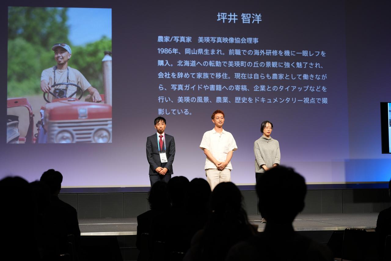 画像: 写真作品の審査は写真家の川島小鳥氏（中央）と志賀理江子氏（右）が担当。当日はプレゼンターとして登壇し、受賞者へあたたかいメッセージを送った。