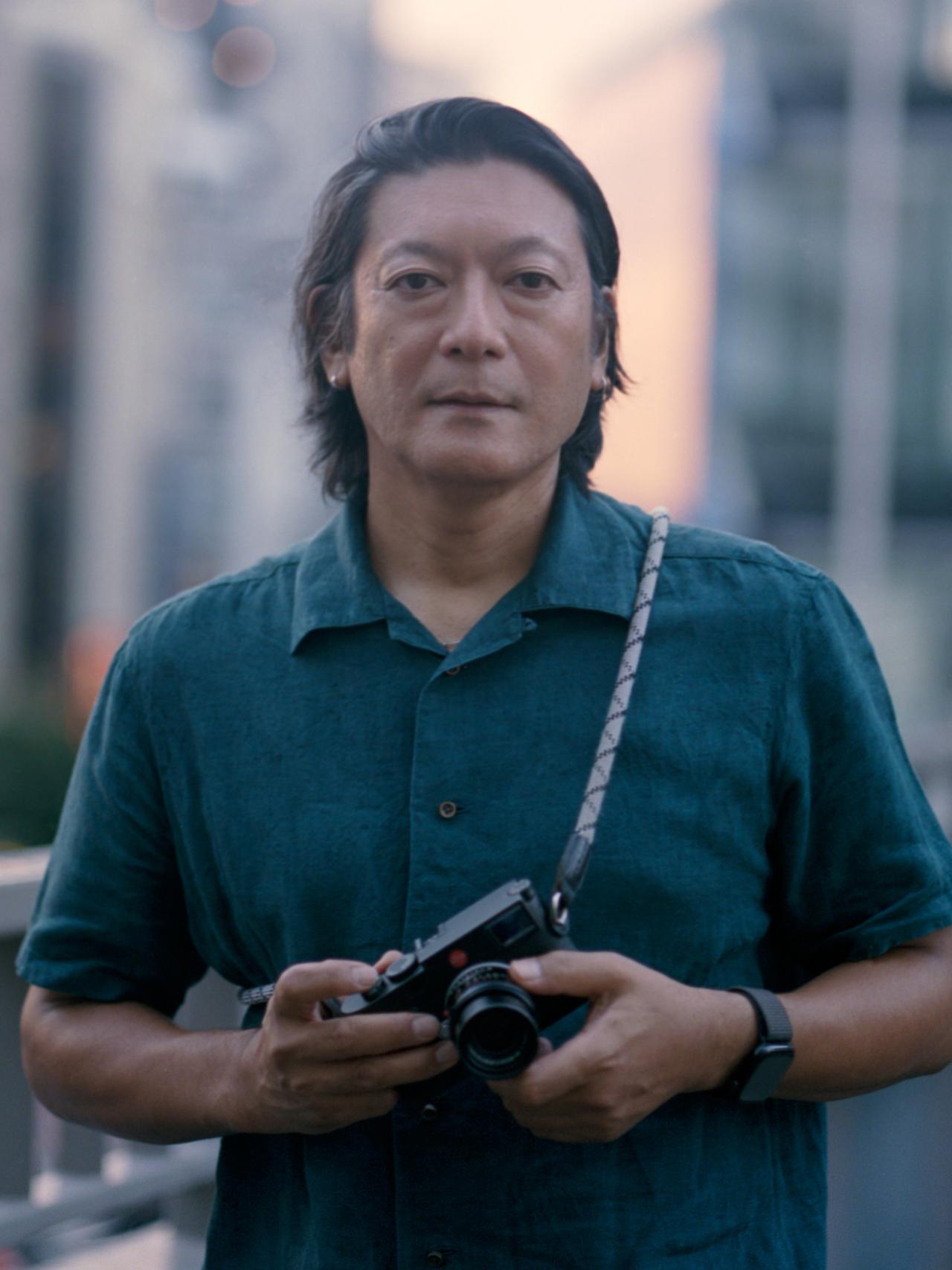 画像: 若木信吾氏 写真家・映画監督・書店オーナー。1971年3月26日静岡県浜松市生まれ。ニューヨーク州ロチェスター工科大学写真学科卒業。雑誌・広告・音楽媒体・映画制作・絵本出版など幅広い分野で活動中。2010年から故郷の浜松市に書店「BOOKS AND PRINTS」をオープン。書店のオーナーもつとめる。約30年間に渡りLeicaを使い続けている。