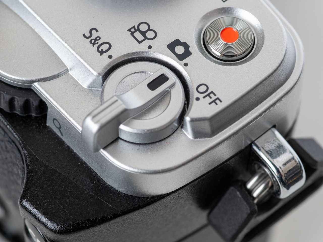 画像: メインスイッチ部分。静止画と動画の切り替えが電源と同じレバーだと、視認しないで動かすと間違えてしまうことがある。ここは少し気になるところ。
