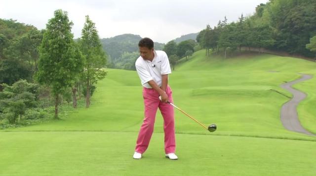 画像: 顔を右に向けると頭が残って肩が開かず、ヘッドが走ってボールをつかまえる。いいことだらけ