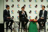画像: トークセッションでは小澤一郎氏(左)が司会を務め、乾(中央)と原博実Jリーグ副理事長(右)がラ・リーガについて語り合った
