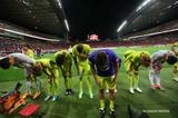 画像: 試合後、サポーターに挨拶する選手たち。内容は悪くなかったが、勝ちきれず広島はリーグ戦4連敗を喫した