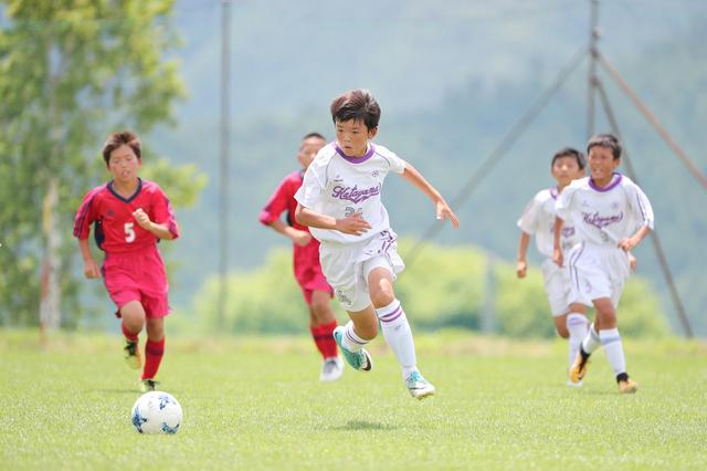 画像: ドラゴンズ柏SCの守備をドリブルで切り裂く新座片山犬コロFC