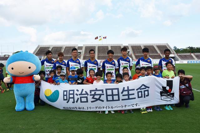 画像: 明治安田生命はJクラブと協力して全国各地で小学生向けのサッカー教室を展開中