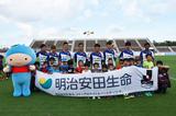 画像: 明治安田生命はJクラブと協力して全国各地で小学生向けのサッカー教室を展開中