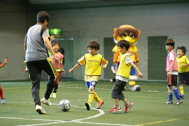 画像: サッカー教室ではJクラブのアカデミー指導者やスクールコーチが子どもたちを指導。ときにはJリーグのOB選手や現役選手がゲスト参加することも