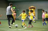 画像: サッカー教室ではJクラブのアカデミー指導者やスクールコーチが子どもたちを指導。ときにはJリーグのOB選手や現役選手がゲスト参加することも