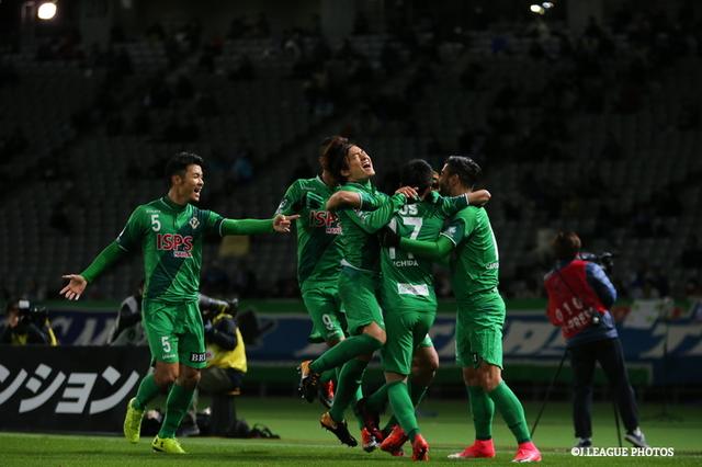画像: 試合終了直前に勝ち越しに成功した東京V。5位となりプレーオフ進出を決めた