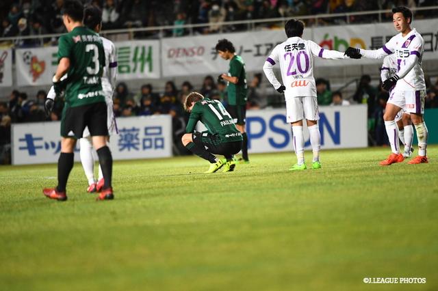 画像: ゴールが遠く、京都に敗れた松本。試合終了直後、パウリーニョはピッチにしゃがみこんだ