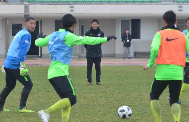 画像: トレーニングを見つめる城福監督