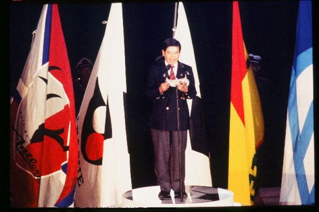 画像: 川渕三郎チェアマンの開会宣言の後、ヴェルディ川崎(現東京ヴェルディ)対横浜マリノス(現横浜F・マリノス)の試合が行なわれた