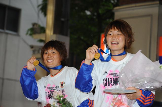 画像: 2011年女子ワールドカップドイツ大会で世界の頂点に立ったなでしこジャパン。アルビレックス新潟レディースからは上尾野辺めぐみ(左)と阪口夢穂(右)が優勝メンバーに名を連ねていた