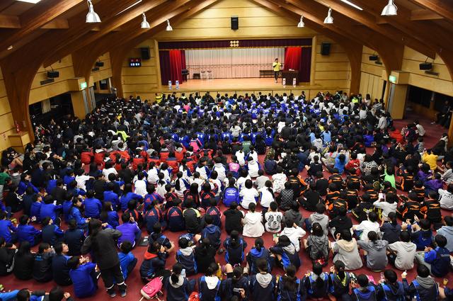 画像: 菅平高原リゾートセンターでの歓迎会に集まった多くの参加者