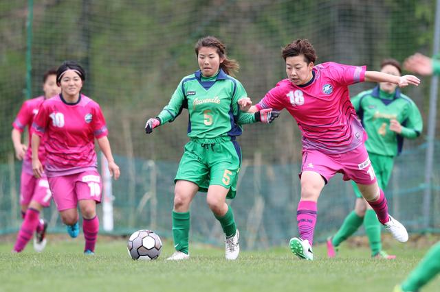 画像: 菅平高原の整備されたピッチで、選手たちは懸命にボールを追った