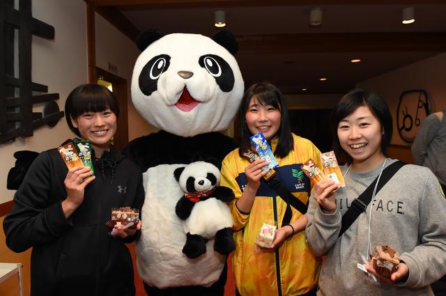 画像: 歓迎会では、雪印メグミルクの「さけるチーズ」などが参加者にふるまわれた
