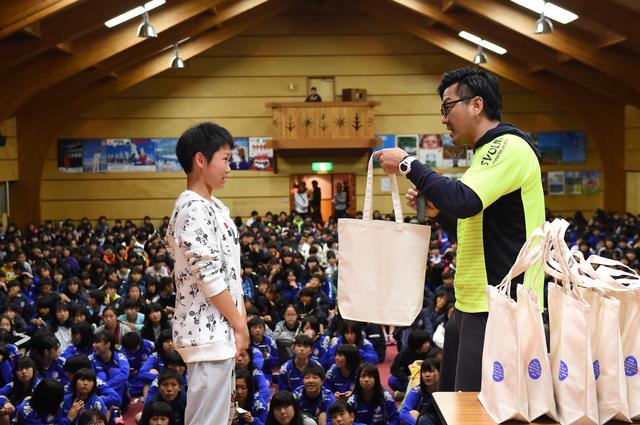 画像: 多くの貴重なアイテムが贈られた抽選会