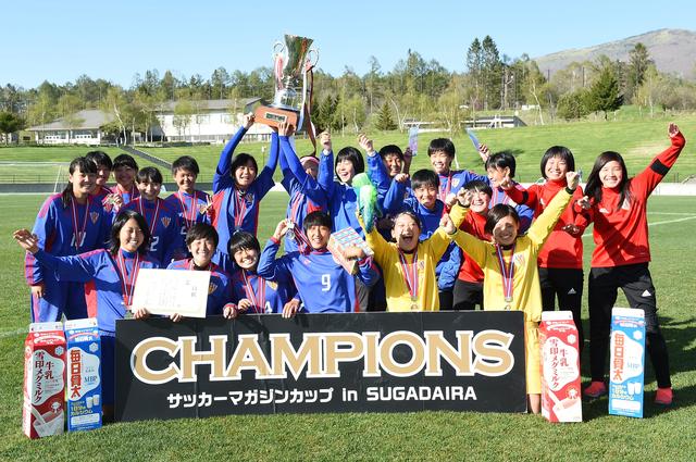 画像: 菅平の春の女王の証である「雪印メグミルクカップ」を掲げるJAPANサッカーカレッジレディース ブルーのメンバー