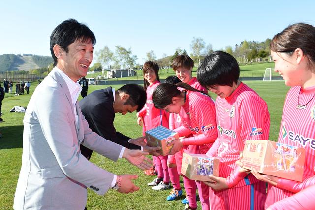 画像: 雪印メグミルク(株)広報IR部広報グループ課長で、98年長野オリンピックのスキージャンプ男子金メダリストの齋藤浩哉様が、表彰式のプレゼンターを務めた