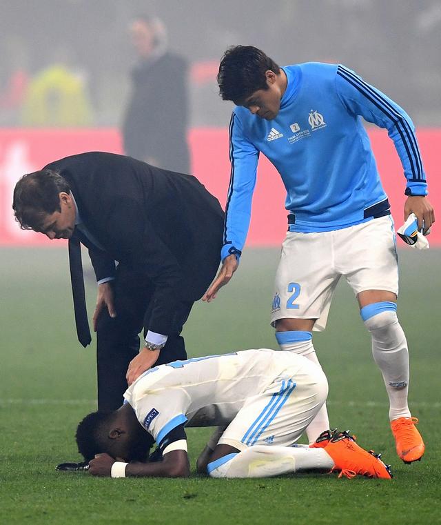 画像: 試合後、サールに歩み寄る酒井。ピッチに立てなかった無念を押し殺し、仲間を気遣った