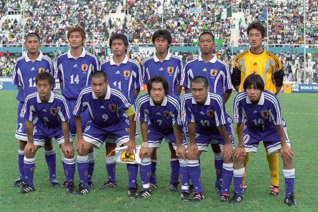 画像: 1999年のワールドユース決勝、スペイン戦。小野は累積警告による出場停止で勝には出られなかった。後列左から中田浩二、永井雄一郎、遠藤保仁、手島和希、辻本茂輝、南雄太、前列左から小笠原満男、高原直泰、酒井友之、氏家英行、本山雅志