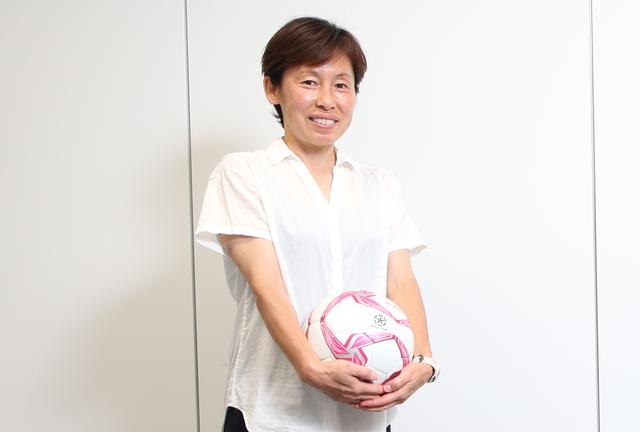 画像: なでしこリーグの前身、日本女子サッカーリーグの開幕から現在までレフェリーとして携わる吉澤さん。女性審判の間では「レジェンド」と呼ばれ、尊敬されている