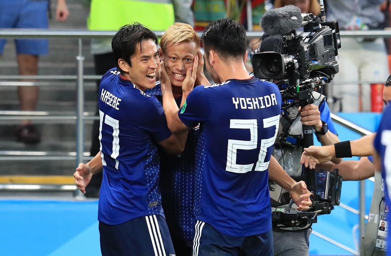 画像 : 4番目の画像 - 初戦から先発起用した乾が２得点と活躍し、交代出場の本田も効果的な働きを見せた。先制されたポーランド戦では長谷部を投入してベンチの意図を伝え、そのまま負けを選ぶ大胆策も。ただ、ベルギー戦は２－０のリードを守り切れなかった - サッカーマガジンWEB