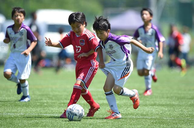 画像: 激しくボールを奪い合う選手たち